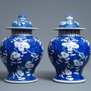 Een paar Chinese blauw-witte dekselvazen met 'prunus op gebroken ijs', 19e eeuw — foto 2
