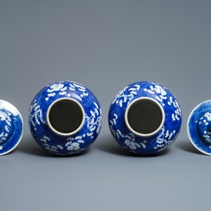 Een paar Chinese blauw-witte dekselvazen met 'prunus op gebroken ijs', 19e eeuw — foto 5
