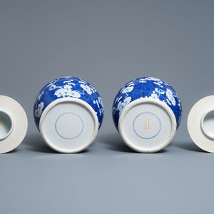 Een paar Chinese blauw-witte dekselvazen met 'prunus op gebroken ijs', 19e eeuw — foto 6