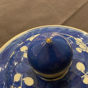 Een paar Chinese blauw-witte dekselvazen met 'prunus op gebroken ijs', 19e eeuw — foto 7