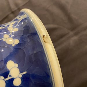 Een paar Chinese blauw-witte dekselvazen met 'prunus op gebroken ijs', 19e eeuw — foto 9