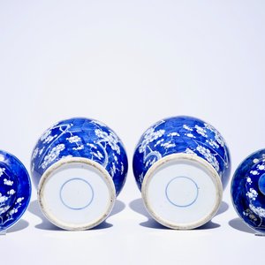 Een paar Chinese blauw-witte dekselvazen met prunus op ijs-decor, 19e eeuw — foto 5