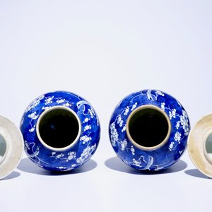 Een paar Chinese blauw-witte dekselvazen met prunus op ijs-decor, 19e eeuw — foto 6