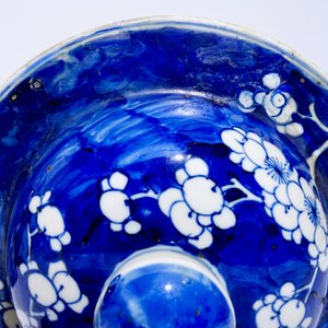 Een paar Chinese blauw-witte dekselvazen met prunus op ijs-decor, 19e eeuw — foto 7