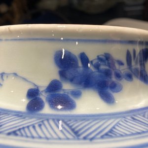 Een paar Chinese blauw-witte dekselvazen met vogels bij rotsen, Kangxi — foto 12
