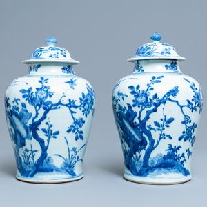 Een paar Chinese blauw-witte dekselvazen met vogels bij rotsen, Kangxi — foto 4