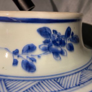 Een paar Chinese blauw-witte dekselvazen met vogels bij rotsen, Kangxi — foto 8
