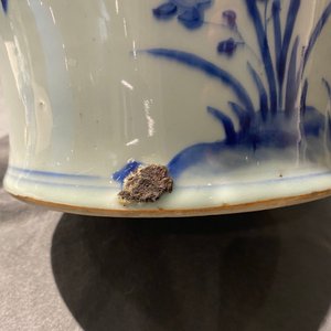 Een paar Chinese blauw-witte dekselvazen met vogels bij rotsen, Kangxi — foto 16