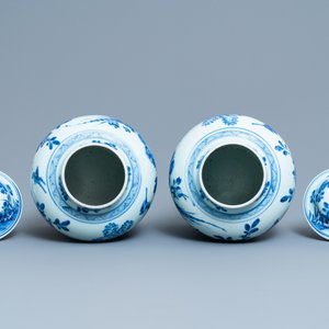 Een paar Chinese blauw-witte dekselvazen met vogels bij rotsen, Kangxi — foto 5