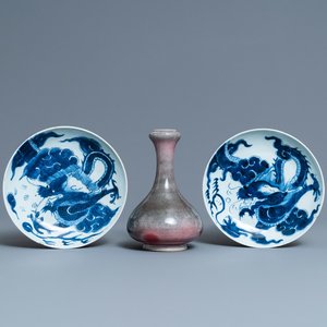 Een paar Chinese blauw-witte 'draken' borden en een monochrome koperrode vaas, Kangxi en later — foto 1