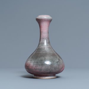 Een paar Chinese blauw-witte 'draken' borden en een monochrome koperrode vaas, Kangxi en later — foto 3