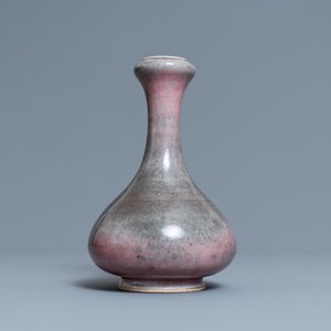 Een paar Chinese blauw-witte 'draken' borden en een monochrome koperrode vaas, Kangxi en later — foto 5
