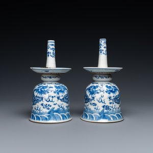 Een paar Chinese blauw-witte 'draken' kandelaars, 19e eeuw — foto 2