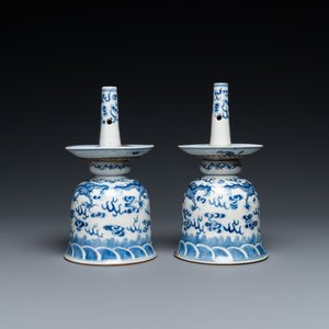 Een paar Chinese blauw-witte 'draken' kandelaars, 19e eeuw — foto 4
