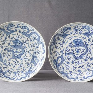 Een paar Chinese blauw-witte 'draken' schotels, Kangxi merk, Guangxu — foto 3