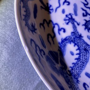 Een paar Chinese blauw-witte 'draken' schotels, Kangxi merk, Guangxu — foto 6