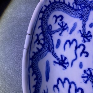 Een paar Chinese blauw-witte 'draken' schotels, Kangxi merk, Guangxu — foto 7
