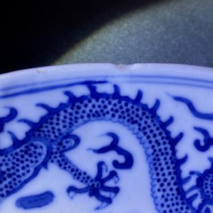 Een paar Chinese blauw-witte 'draken' schotels, Kangxi merk, Guangxu — foto 8