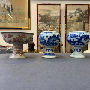 Een paar Chinese blauw-witte 'draken' stem cups en een koperrode, 19/20e eeuw — foto 11