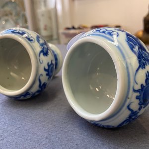 Een paar Chinese blauw-witte 'draken' stem cups en een koperrode, 19/20e eeuw — foto 16