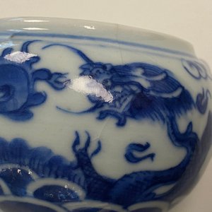 Een paar Chinese blauw-witte 'draken' stem cups en een koperrode, 19/20e eeuw — foto 17