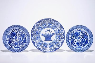 Een paar Chinese blauw-witte drakenborden en een schotel met bloemenmand, 19e eeuw