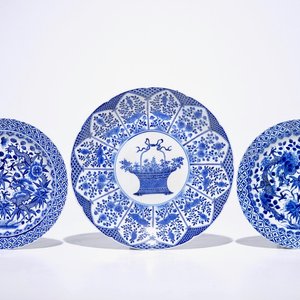 Een paar Chinese blauw-witte drakenborden en een schotel met bloemenmand, 19e eeuw — foto 1