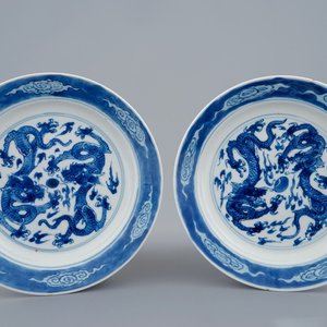Een paar Chinese blauw-witte drakenborden met Xuande merk, Kangxi — foto 1