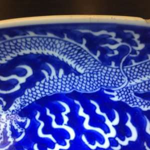 Een paar Chinese blauw-witte drakenschotels, Kangxi merk en periode — foto 12