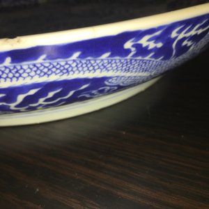Een paar Chinese blauw-witte drakenschotels, Kangxi merk en periode — foto 14