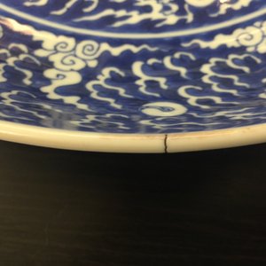 Een paar Chinese blauw-witte drakenschotels, Kangxi merk en periode — foto 16