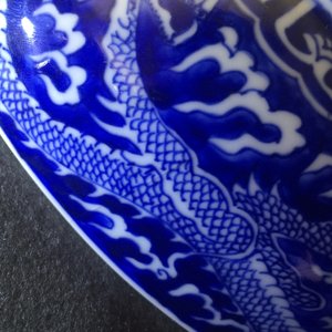 Een paar Chinese blauw-witte drakenschotels, Kangxi merk en periode — foto 19