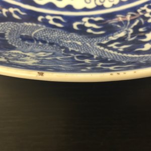 Een paar Chinese blauw-witte drakenschotels, Kangxi merk en periode — foto 21