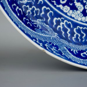 Een paar Chinese blauw-witte drakenschotels, Kangxi merk en periode — foto 4