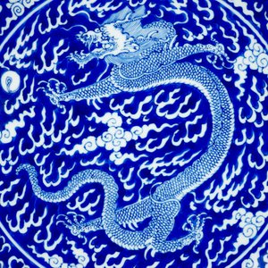 Een paar Chinese blauw-witte drakenschotels, Kangxi merk en periode — foto 8