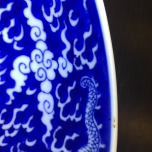 Een paar Chinese blauw-witte drakenschotels, Kangxi merk en periode — foto 10
