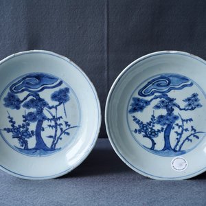 Een paar Chinese blauw-witte 'Drie vrienden van de winter' borden, Chenghua merk, Wanli — foto 3