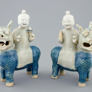 Een paar Chinese blauw-witte en celadon groepen van de Onsterfelijke Tweeling op kylins, 18e eeuw — foto 1