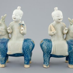 Een paar Chinese blauw-witte en celadon groepen van de Onsterfelijke Tweeling op kylins, 18e eeuw — foto 2