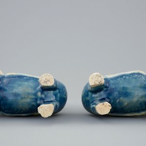 Een paar Chinese blauw-witte en celadon groepen van de Onsterfelijke Tweeling op kylins, 18e eeuw — foto 3