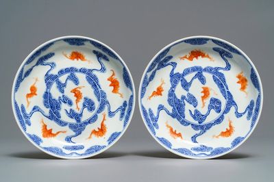 Een paar Chinese blauw-witte en ijzerrode borden met vleermuizen tussen wolken, Guangxu merk, 19/20e eeuw