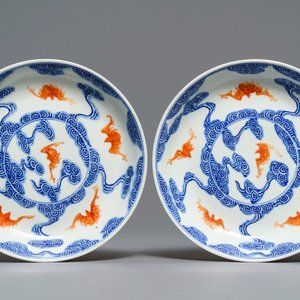 Een paar Chinese blauw-witte en ijzerrode borden met vleermuizen tussen wolken, Guangxu merk, 19/20e eeuw — foto 1