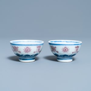Een paar Chinese blauw-witte en koperrode 'bajixiang' theekommen, 4-karaktermerk, 19/20e eeuw — foto 1