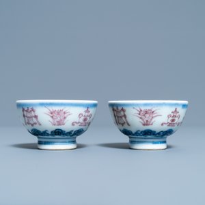 Een paar Chinese blauw-witte en koperrode 'bajixiang' theekommen, 4-karaktermerk, 19/20e eeuw — foto 4