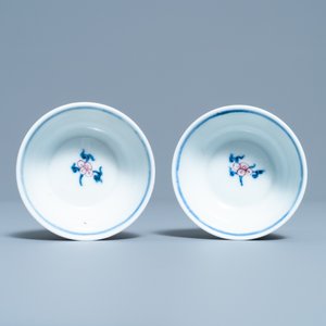 Een paar Chinese blauw-witte en koperrode 'bajixiang' theekommen, 4-karaktermerk, 19/20e eeuw — foto 6