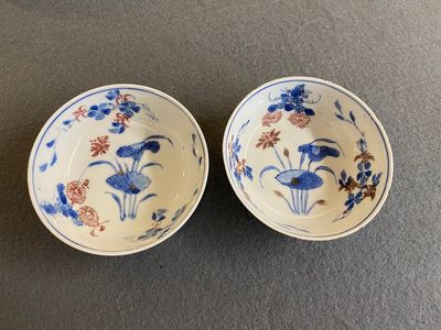 Een paar Chinese blauw-witte en koperrode kommen, Xuande merk, Wanli — foto 1