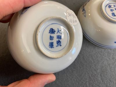 Een paar Chinese blauw-witte en koperrode kommen, Xuande merk, Wanli — foto 3