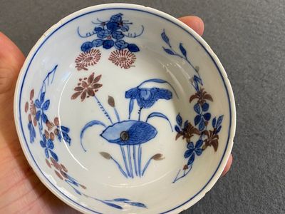 Een paar Chinese blauw-witte en koperrode kommen, Xuande merk, Wanli — foto 8