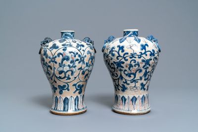 Een paar Chinese blauw-witte en koperrode Nanking craquelé meiping vazen, 19e eeuw