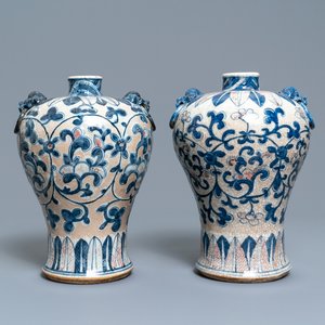 Een paar Chinese blauw-witte en koperrode Nanking craquelé meiping vazen, 19e eeuw — foto 1
